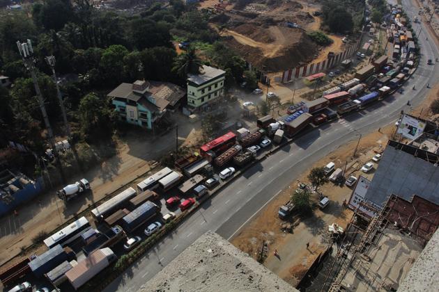 Traffic jam after gas tanker overturns at GB road in Thane on January 25. (HT Photo/Praful Gangurde) Traffic jam after gas tanker overturns at GB road in Thane on January 25. (HT Photo/Praful Gangurde)
