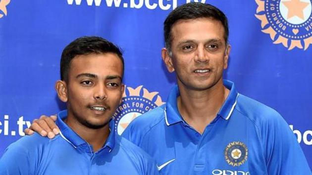 Rahul Dravid (R) has asked his side not to forget the importance of the ICC U-19 Cricket World Cup semi-final.(PTI)