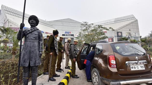 Large police teams were deployed at each multiplex and theatre screening Padmaavat on Thursday. (Sanjeev Verma/HT PHOTO) Large police teams were deployed at each multiplex and theatre screening Padmaavat on Thursday. (Sanjeev Verma/HT PHOTO)
