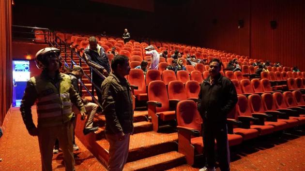 Policemen stand guard on Thursday inside a Varanasi cinema hall screening Padmaavat.(IANS) Policemen stand guard on Thursday inside a Varanasi cinema hall screening Padmaavat.(IANS)