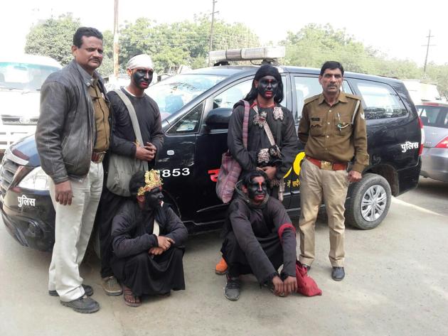The impersonators used to ask for alms from commuters calling themselves as devotees of Lord Hanuman. (HT PHOTO) The impersonators used to ask for alms from commuters calling themselves as devotees of Lord Hanuman. (HT PHOTO)