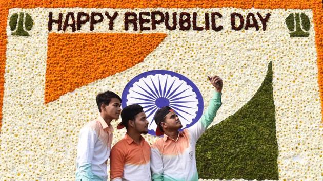 People take selfies on the occasion of Republic Day at Mandi House crossing in New Delhi. (Burhaan Kinu / HT Photo) People take selfies on the occasion of Republic Day at Mandi House crossing in New Delhi. (Burhaan Kinu / HT Photo)