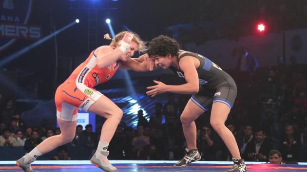 Punjab Royals’ Pooja Dhanda (right) in action against Helen Maroulis of Haryana Hammers during the final of the Pro Wrestling League at Siri Fort Stadium in New Delhi. Pooja bet Helen 3-2.(HT Photo)