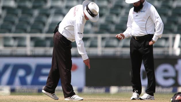 Umpires Ian Gould and Aleem Dar discuss an area on the pitch during the third day of the third Test match between South Africa and India at the Wanderers Stadium in Johannesburg.(BCCI)