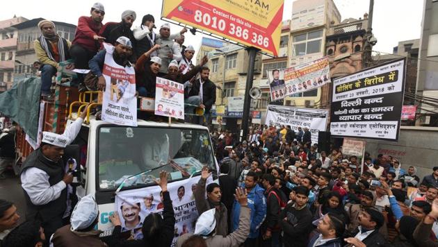 Disqualified MLA Alka Lamba along with other AAP party workers participate in a protest march at Chawri Bazar, keeping with the call for a Delhi Bandh made by Confederation of All India Traders (CAIT) to protest against sealing drive by MCD, in Old Delhi, on Tuesday. (Sonu Mehta/HT Photo) Disqualified MLA Alka Lamba along with other AAP party workers participate in a protest march at Chawri Bazar, keeping with the call for a Delhi Bandh made by Confederation of All India Traders (CAIT) to protest against sealing drive by MCD, in Old Delhi, on Tuesday. (Sonu Mehta/HT Photo)