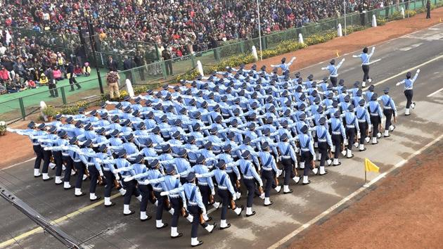 The Air Force’s foot contingent passes by the crowd in a neat formation. (Ajay Aggarwal / HT Photo)