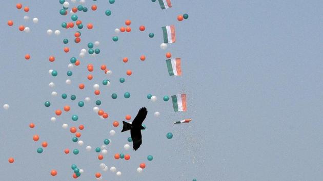 This year’s parade drew to a close with the release of tricolour balloons into the sky over Rajpath. (Mohd Zakir / HT Photo)