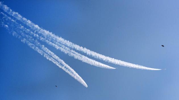 Sukhoi 30MKI aircrafts perform a Trishul manoeuvre over the parade venue. (Mohd Zakir / HT Photo)