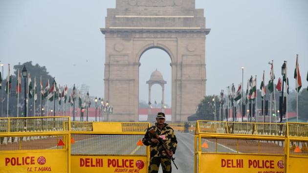 Security personnel stands guard at Rajpath on the eve of Republic Day in New Delhi. (Arvind Yadav/HT Photo) Security personnel stands guard at Rajpath on the eve of Republic Day in New Delhi. (Arvind Yadav/HT Photo)