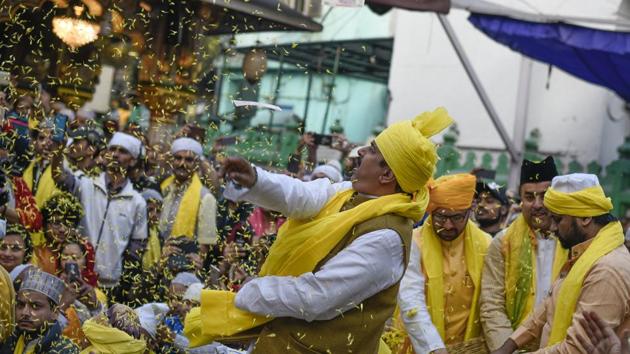 Nizamuddin Dargah embraces yellow to celebrate Sufi Basant, in New Delhi on Sunday. Special qawwali programmes were organised on the day and spring songs were dedicated to Hazrat Nizamuddin. (Burhaan Kinu/HT Photo) Nizamuddin Dargah embraces yellow to celebrate Sufi Basant, in New Delhi on Sunday. Special qawwali programmes were organised on the day and spring songs were dedicated to Hazrat Nizamuddin. (Burhaan Kinu/HT Photo)