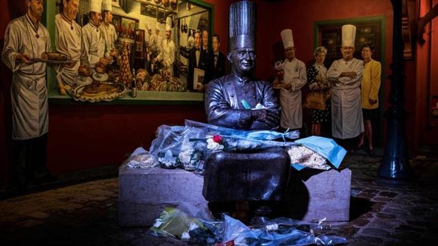 Flowers are pictured next to a statue of French chef Paul Bocuse in the courtyard of his restaurant, ‘L'auberge du Pont de Collonges,’ on January 20, 2018. (Jeff Pachoud / AFP) Flowers are pictured next to a statue of French chef Paul Bocuse in the courtyard of his restaurant, ‘L'auberge du Pont de Collonges,’ on January 20, 2018. (Jeff Pachoud / AFP)