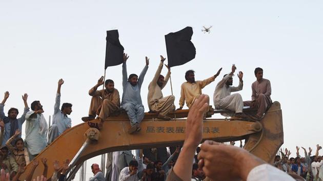 Pakistani demonstrators shout slogans during a protest against the killing of 27-year-old Naqeebullah in an alleged police encounter, in Karachi on January 22, 2018. Pakistani authorities on January 20 suspended a senior police officer over the killing of a man in an alleged staged shoot-out that sparked anger and protests nationwide. (Asif Hassan / AFP) Pakistani demonstrators shout slogans during a protest against the killing of 27-year-old Naqeebullah in an alleged police encounter, in Karachi on January 22, 2018. Pakistani authorities on January 20 suspended a senior police officer over the killing of a man in an alleged staged shoot-out that sparked anger and protests nationwide. (Asif Hassan / AFP)