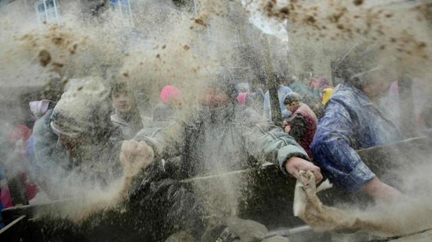 People take part in the "Domingo Fareleiro" (Floury Sunday in Galician) festival in the village of Xinzo de Limia, Spain on January 21, 2018. (Miguel Riopa / AFP) People take part in the "Domingo Fareleiro" (Floury Sunday in Galician) festival in the village of Xinzo de Limia, Spain on January 21, 2018. (Miguel Riopa / AFP)