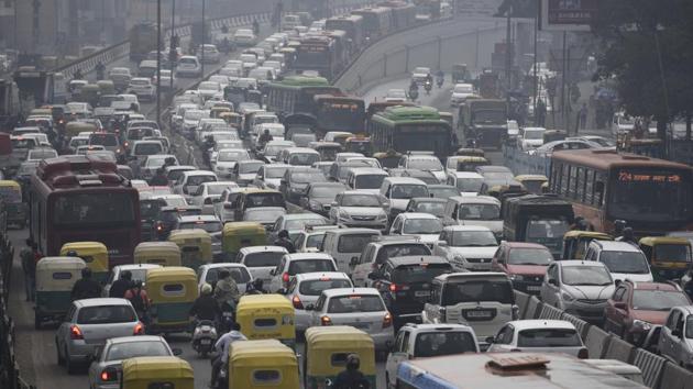 Traffic jam seen at South Extension due to the Republic Day celebration rehearsals in New Delhi on Tuesday. (Burhaan Kinu/HT Photo) Traffic jam seen at South Extension due to the Republic Day celebration rehearsals in New Delhi on Tuesday. (Burhaan Kinu/HT Photo)