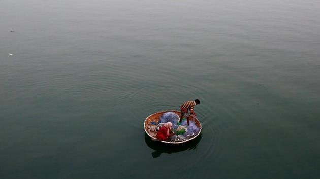 A fisherman and his wife attempt to lure in a catch in the waters of Vembanad Lake in Kochi on Wednesday. (Sivaram V / REUTERS) A fisherman and his wife attempt to lure in a catch in the waters of Vembanad Lake in Kochi on Wednesday. (Sivaram V / REUTERS)