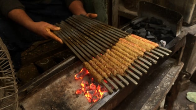 The brothers spice the meat with coriander, green chillies, red chillies, some ginger, garam masala, a special spice known as kut and a garlic called Kashmiri lahsun.(HT photo)