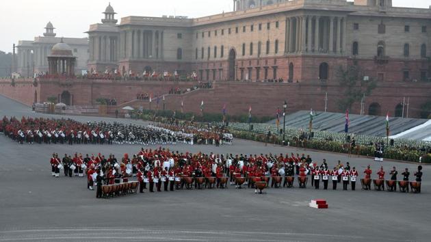 The suggestion to avoid central Delhi comes from Delhi Traffic Police’s apprehension that a large number of people could gather around India Gate on Sunday and Monday to spend the weekend as well as to see the illuminated Rashtrapati Bhavan. (Sonu Mehta/HT PHOTO) The suggestion to avoid central Delhi comes from Delhi Traffic Police’s apprehension that a large number of people could gather around India Gate on Sunday and Monday to spend the weekend as well as to see the illuminated Rashtrapati Bhavan. (Sonu Mehta/HT PHOTO)