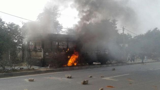 The Haryana Roadways bus that was set on fire near Bhondsi in Gurgaon allegedly by activists of Karni Sena, who were protesting against the release of Padmaavat.(HT PHOTO)