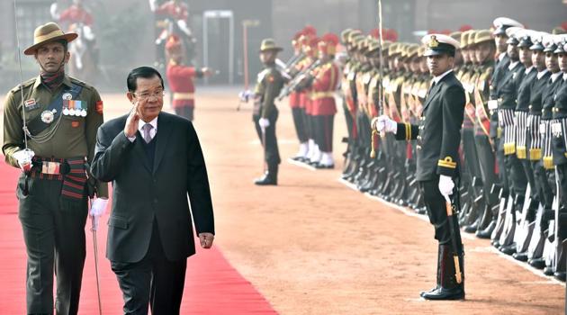 Cambodian Prime Minister Samdech Hun Sen inspects the guard of honour during his ceremonial reception at Rashtrapati Bhawan in New Delhi on January 27.(Ajay Aggarwal/HT PHOTO)