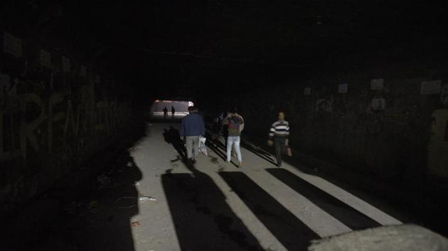 Delhiites will soon be able to spot dark stretches of the city on their mobile phones and flag alerts to the civic agencies with the help of Delhi Police’s soon-to-be-launched mobile application. (Sonu Mehta/HT PHOTO) Delhiites will soon be able to spot dark stretches of the city on their mobile phones and flag alerts to the civic agencies with the help of Delhi Police’s soon-to-be-launched mobile application. (Sonu Mehta/HT PHOTO)