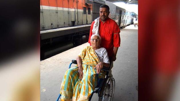 A disabled woman at Delhi railway station. (Raj K Raj/HT File Photo) A disabled woman at Delhi railway station. (Raj K Raj/HT File Photo)