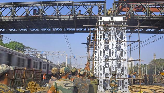 The Indian Army’s Bombay Sappers undertaking work on the Elphinstone Road foot overbridge on Saturday. (Pratik Chorge/HT Photo) The Indian Army’s Bombay Sappers undertaking work on the Elphinstone Road foot overbridge on Saturday. (Pratik Chorge/HT Photo)