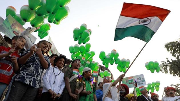 Kids, dressed up as various freedom fighters of India, released as many as thousand balloons into the sky on Republic Day eve at Shaniwarwada on January 25. (Rahul Raut/HT PHOTO) 
