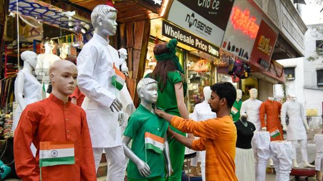 A man dresses up a mannequin using tricolour clothes ahead of the Republic Day in Kothrud on Thursday. (Sanket Wankhade/HT PHOTO) 