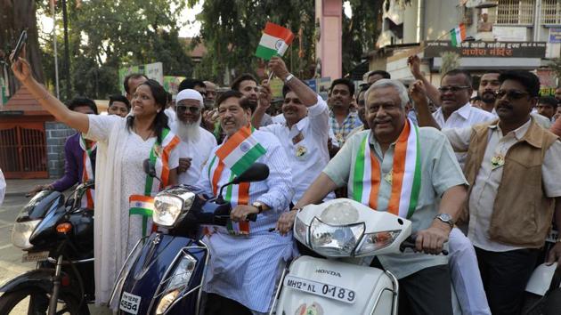Girish Bapat (second from left, on the mobike) at the bike rally from Kasba Ganpati to Omkareshwar temple on January 25. (Rahul Raut/HT PHOTO) 