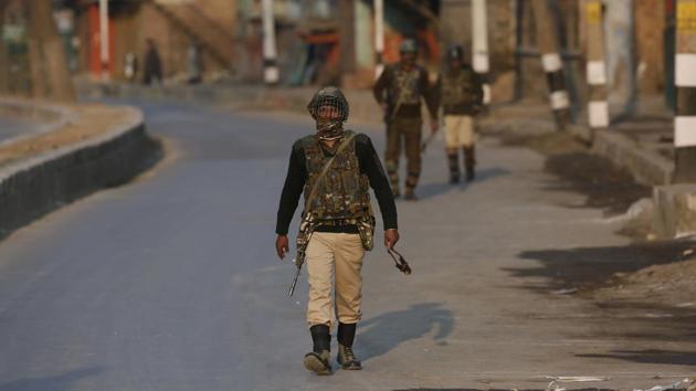 Paramilitary soldiers patrol during a general strike in Srinagar on January 26, 2018.(AP) Paramilitary soldiers patrol during a general strike in Srinagar on January 26, 2018.(AP)