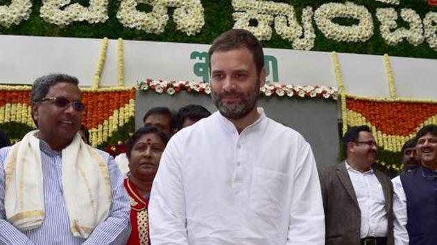 Congress president Rahul Gandhi and Karnataka chief minister Siddaramaiah in Bangalore on August 16, 2017.(AFP Photo)