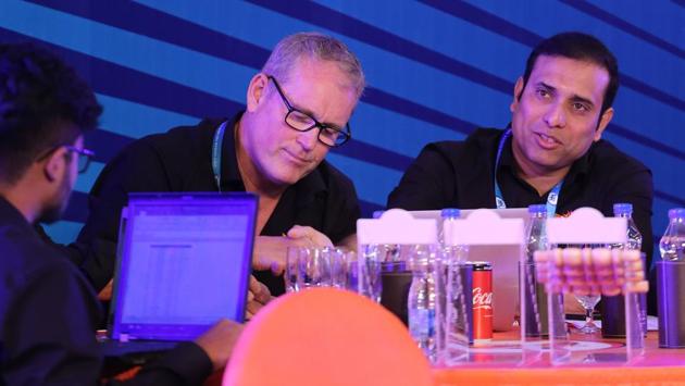 Sunrisers Hyderabad officials Tom Moody and VVS Laxman make their calculations during the auction. (BCCI)