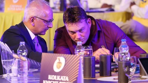 Kolkata Knight Riders’ Jay Mehta chats with Jacques Kallis during the Indian Premier League (IPL) auction in Bangalore. (BCCI)