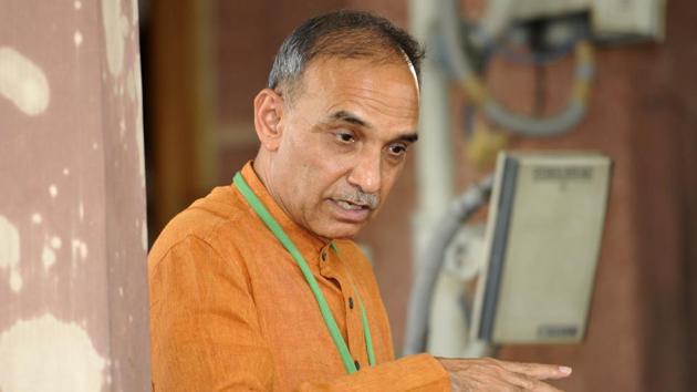 Though he may be a man of science, a Ph.D in chemistry does not qualify Satyapal Singh to dispute Darwin. His position is the equivalent of a geologist proclaiming genetics is sophistry. He simply lacks the necessary scientific credentials.(Hindustan Times)