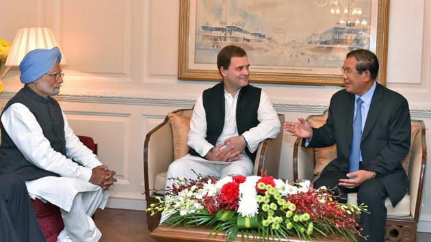 Congress president Rahul Gandhi and former prime minister Manmohan Singh interact with Cambodian Prime Minister Hun Sen in New Delhi on Saturday.(PTI Photo) Congress president Rahul Gandhi and former prime minister Manmohan Singh interact with Cambodian Prime Minister Hun Sen in New Delhi on Saturday.(PTI Photo)