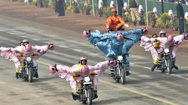 BSF women motorcycle team during the Republic Day Parade at Rajpath in New Delhi on Friday.(Ajay Aggarwal/HT Photo)