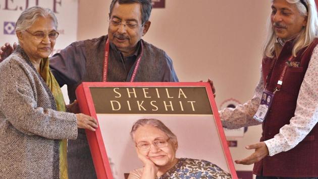 Vinod Dua (C) and Sanjoy Roy (R) during a book launch by Sheila Dikshit (L) at Jaipur Literature Festival (JLF) in Rajasthan. The book, ‘Citizen Delhi: My Times, My Life’ takes the reader through the lifelong journey of the only female politician in India to be part of a select, overwhelmingly male band. The former Chief Minister of Delhi held the position for 15 years from 1998 to 2013. (Raj K Raj / HT Photo) Vinod Dua (C) and Sanjoy Roy (R) during a book launch by Sheila Dikshit (L) at Jaipur Literature Festival (JLF) in Rajasthan. The book, ‘Citizen Delhi: My Times, My Life’ takes the reader through the lifelong journey of the only female politician in India to be part of a select, overwhelmingly male band. The former Chief Minister of Delhi held the position for 15 years from 1998 to 2013. (Raj K Raj / HT Photo)