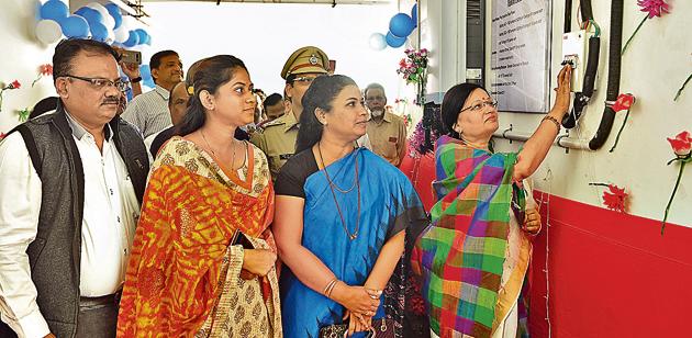 From left: Nine Hills secretary Alpesh Shah, corporators Prachi Allat and Nanda Lonkar, and mayor Mukta Tilak at the inauguration of the solar power plant.(HT PHOTO)