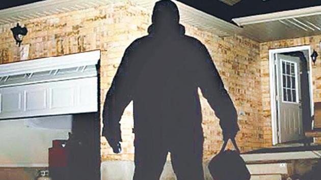 The burglar decamped with valuables collectively worth Rs10.42 lakh.(REPRESENTATIONAL PHOTO)