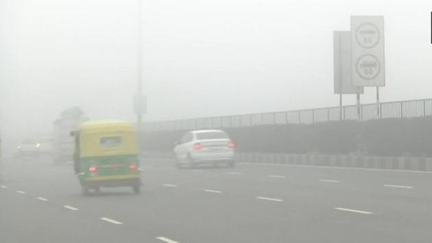 Thick fog covers Delhi-Gurgaon highway on Sunday morning. (ANI) Thick fog covers Delhi-Gurgaon highway on Sunday morning. (ANI)