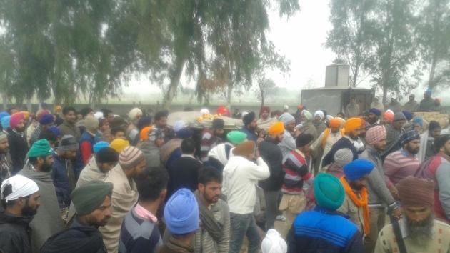 People present at the cremation of Vicky Gounder at his native village. (HT Photo) People present at the cremation of Vicky Gounder at his native village. (HT Photo)