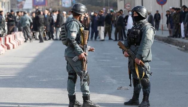 Afghan police officers keep watch at a car bomb attack site in Kabul, Afghanistan January 27, 2018. (REUTERS) Afghan police officers keep watch at a car bomb attack site in Kabul, Afghanistan January 27, 2018. (REUTERS)