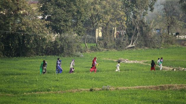 Villagers run to safety as they react to sound of firing from the Pakistan side of the border at Jhiri village in Kanachack district of Jammu and Kashmir on January 22.(AP Photo) Villagers run to safety as they react to sound of firing from the Pakistan side of the border at Jhiri village in Kanachack district of Jammu and Kashmir on January 22.(AP Photo)