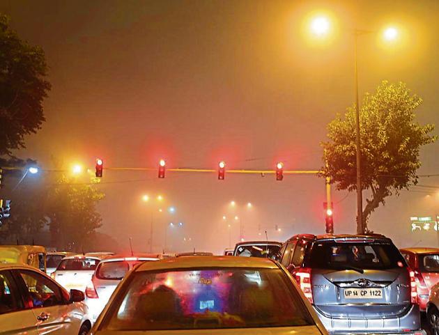 On Sunday too, a dense fog had covered Delhi. While visibility at Safdarjung had dropped to around 100m, at Palam the visibility was around 50m around 8.30am.(Sonu Mehta/HT PHOTO)