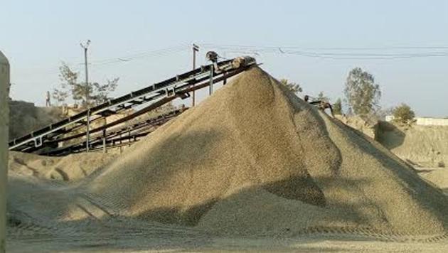 The local people have been complaining of the rising pollution level in the premises and blaming the Himalaya stone crusher for it.(HT File) The local people have been complaining of the rising pollution level in the premises and blaming the Himalaya stone crusher for it.(HT File)