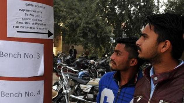 Aspirants for government job interview looking the notice in Jalandhar, on November 13, 2017. (HT Photo) Aspirants for government job interview looking the notice in Jalandhar, on November 13, 2017. (HT Photo)