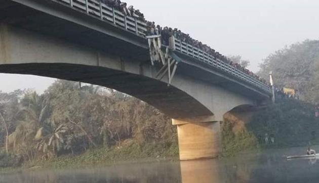 Locals throng a bridge form where a bus plunged into a deep canal in Daulatabad of Murshidabad district of Bengal Monday morning. (HT PHOTO) Locals throng a bridge form where a bus plunged into a deep canal in Daulatabad of Murshidabad district of Bengal Monday morning. (HT PHOTO)