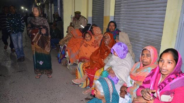 People waiting outside Kasganj kotwali on Sunday night.(HT Photo)