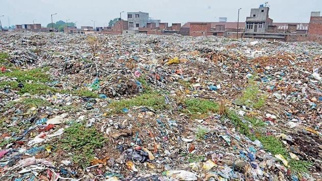 The Bhagatanwala garbage dump continues to be an eyesore for the residents. (HT Photo) The Bhagatanwala garbage dump continues to be an eyesore for the residents. (HT Photo)