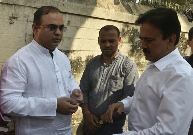 Dhule’s guardian minister Jaykumar Rawal (left) and water resources minister Girish Mahajan meet Narendra Patil (centre), son of deceased farmer Dharma Patil, on Monday outside JJ hospital in Mumbai, where he is sitting in protest.(Anshuman Poyrekar/HT Photo)